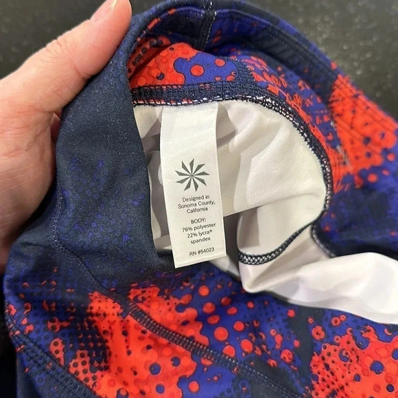 ATHLETA 3/4 Leggings in Red/Purple Pattern with Back zipper pouch Size Small - Picture 6 of 7